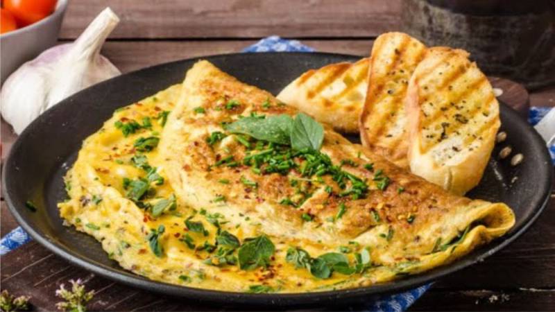 Omletă cu brânză, cașcaval și slănină ardelenească